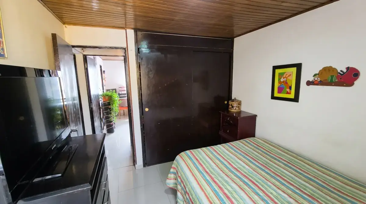 Habitación secundaria con closet